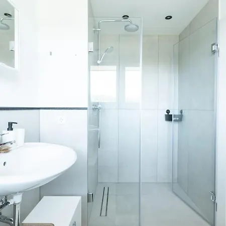 Nature Inspiration With Balcony & Grill Bbq In Mitte Central Station 10 Mins & Big Tv With Photo Lights