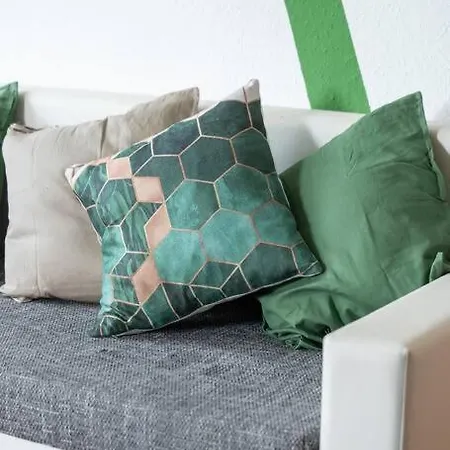 Nature Inspiration With Balcony & Grill Bbq In Mitte Central Station 10 Mins & Big Tv With Photo Lights Lägenhet